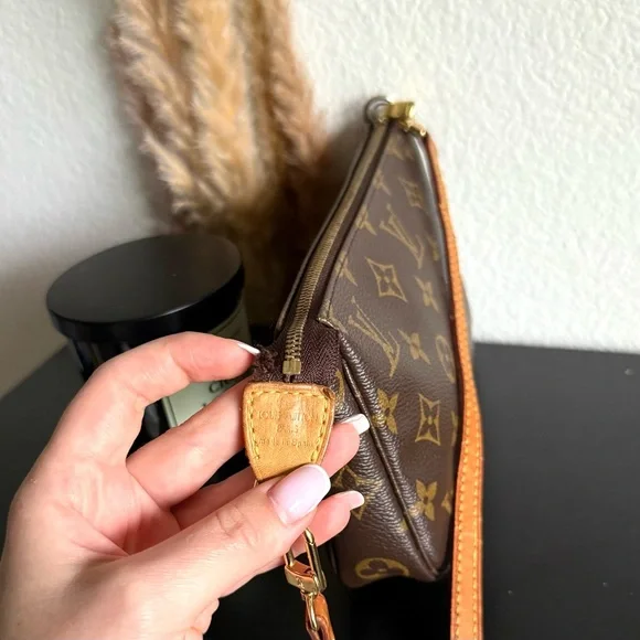 🌾AUTHENTIC Louis Vuitton Pochette with ORIGINAL LV strap🌾 - Picture 10 of 15